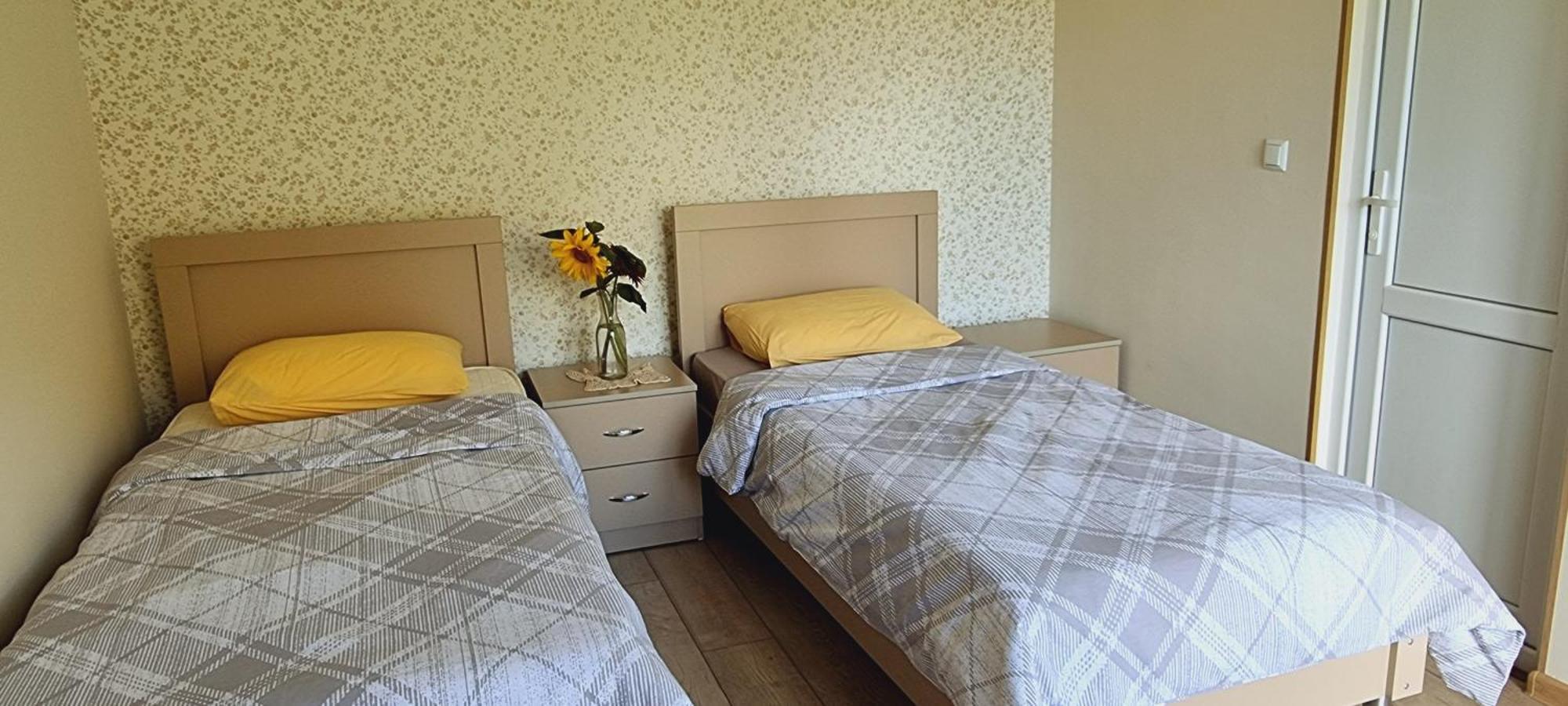 Bee House Pia